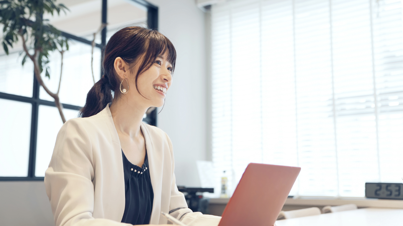 お客様に寄り添い信頼を築く女性社員のイメージ
